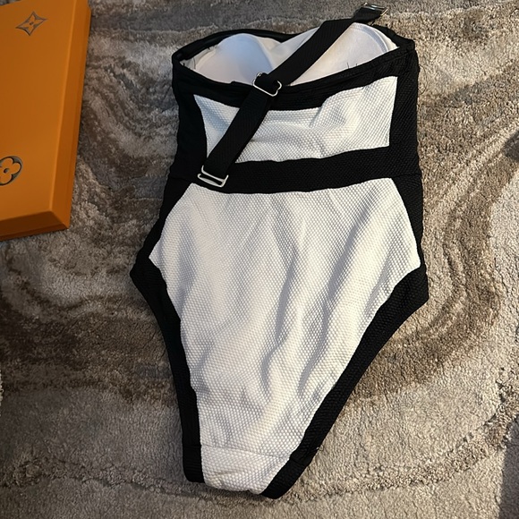 One piece bikinis - Picture 2 of 2